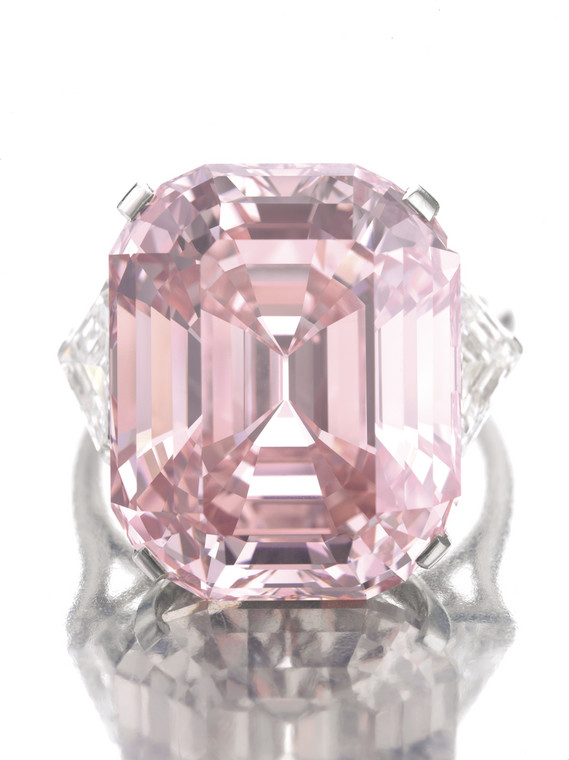 Różowy diament (1): Kamień o wadze 24,78 karata został sprzedany na licytacji w domu aukcyjnym Sotheby's w Genewie za 45,75 mln dolarów. Fot. Bloomberg.
