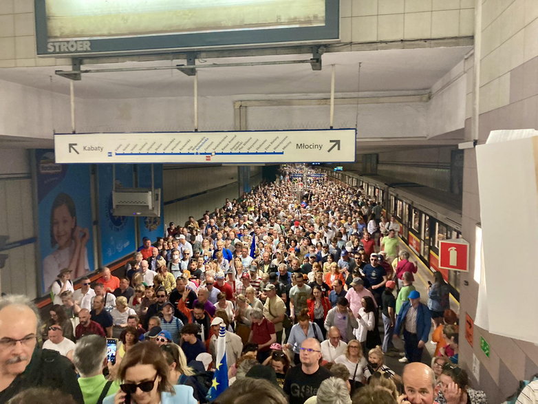 Marsz 4 czerwca: tłumy w warszawskim metrze.