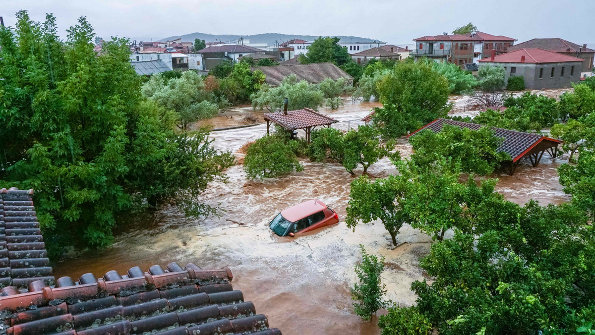 Ekstremalna powódź w Grecji. Woda zalewa całe miasta, a to nie koniec [WIDEO]