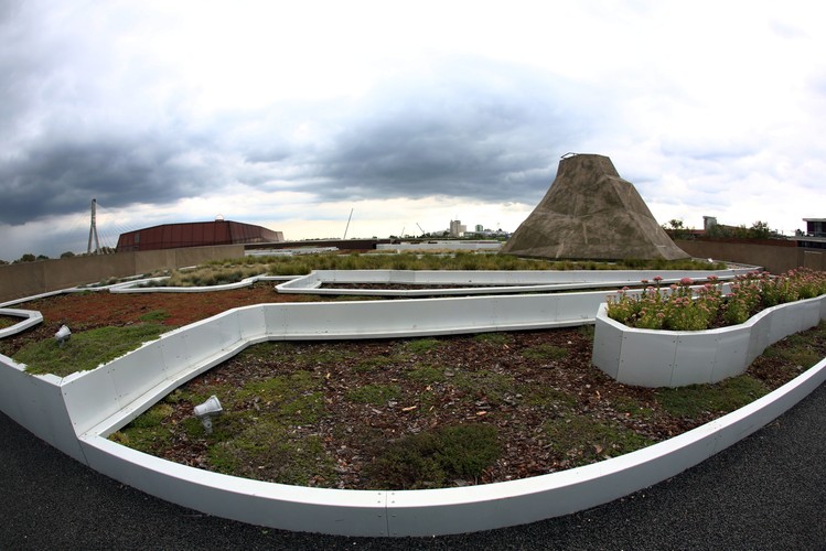 Ponadto krajobraz ogrodu urozmaicają kratery i najwyższe wzniesienie wyglądające jak wulkan w którym zawieszone jest Wahadło Foucaulta. <br><br> fot. (mr) PAP/Tomasz Gzell