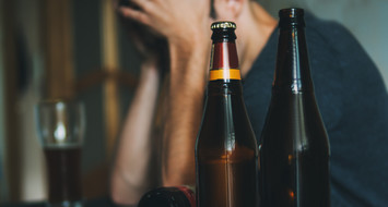 Jak poznać, że wpadłeś w szpony alkoholizmu? Ten sygnał wyzwala reakcję łańcuchową