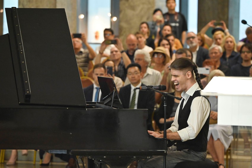 Operski pevač Nemanja Crnatović