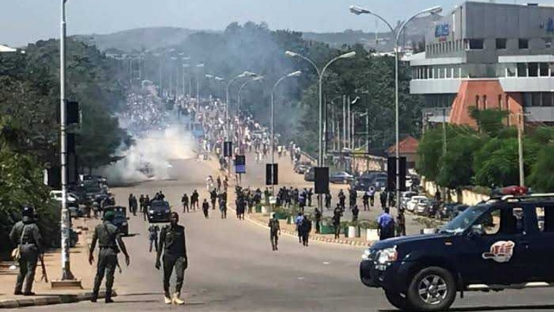  EndSARS Protesters Chase Anti riot Policemen Off Umuahia Streets 