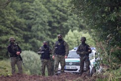 Żaryn: Białorusini przekazują migrantom w Usnarzu mundury