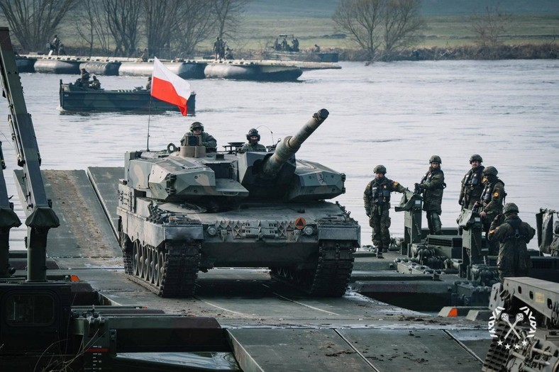 Leopard 2PL z 1 Warszawskiej Brygady Pancernej pokonuje Wisłę w trakcie ćwiczenia Dragon 24.