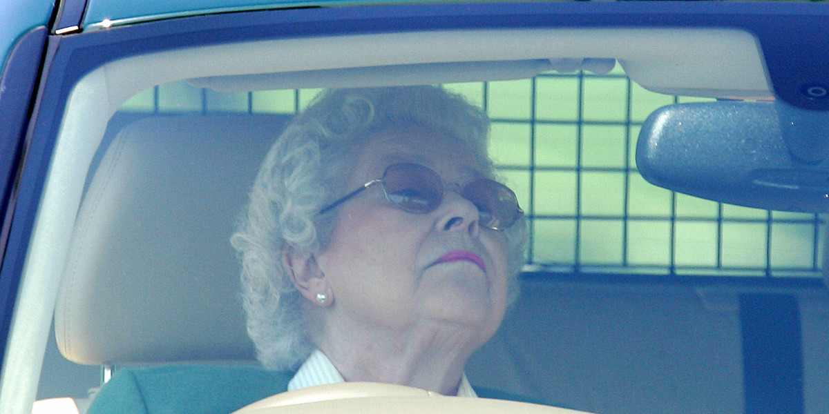 14 photos of the Queen acting like a commoner