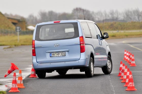 Hyundai H-1 Travel 2.5 CRDi: Van, 2,5 l diesel (170 KM), droga hamowania w teście: 40,7 metrów.