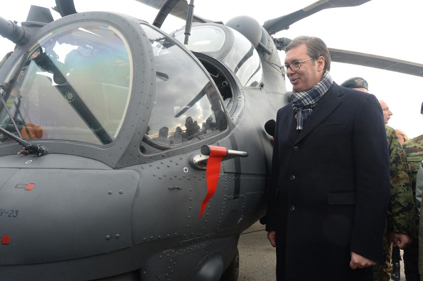 Aleksandar Vučić na aerodromu u Batajnici