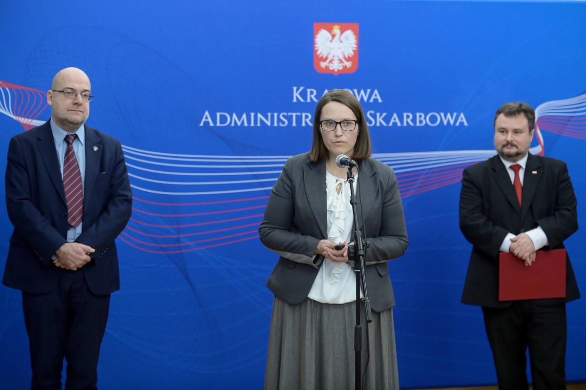 Magdalena Rzeczkowska jest absolwentką Wydziału Prawa i Administracji Uniwersytetu Warszawskiego (1998) oraz studiów podyplomowych w zakresie integracji europejskiej na Uniwersytecie Warszawskim – Centrum Europejskie (2001). W latach 1998-2002 pracowała w Głównym Urzędzie Ceł, od 2002 r. pracuje w Ministerstwie Finansów, ostatnio na stanowisku dyrektora Departamentu Ceł