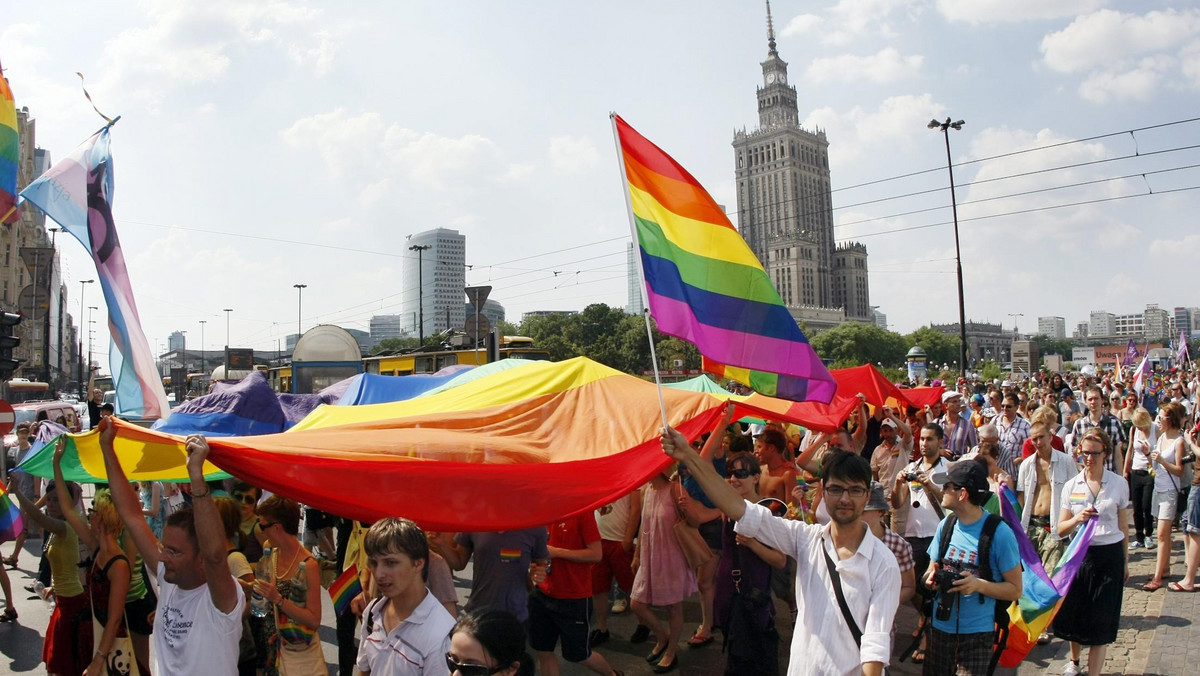 Geje i lesbijki w UE potrzebują większej ochrony, bo obecnie ich prawa są gwarantowane i respektowane w nierówny sposób w różnych krajach członkowskich - zaapelowała w swym raporcie unijna Agencja ds. Praw Podstawowych z siedzibą w Wiedniu.