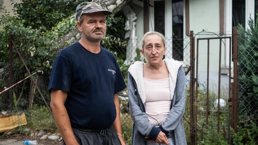 Drzewo spadło na część domu, w której mieszkali pani Anna i pan Mariusz