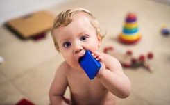 Co najczęściej połykają dzieci i jak udzielić pierwszej pomocy?