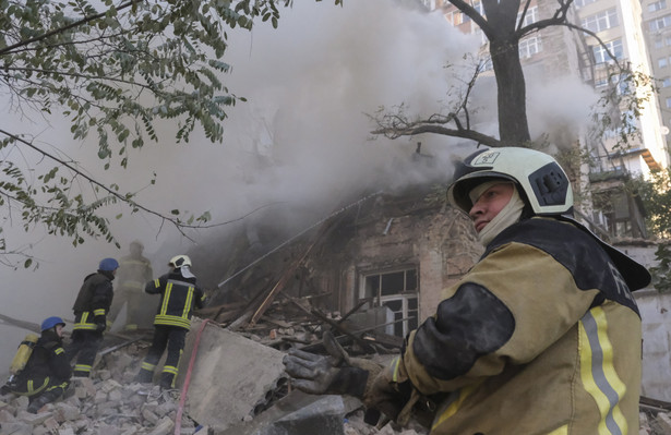 Zniszczenia po jednym z ataków w Kijowie