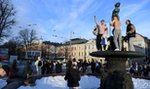 Ogromna radość po historycznym sukcesie. Ludzie wskakiwali do fontanny, niektórzy całkiem nago