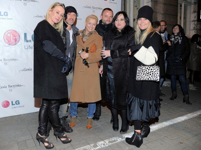 Monika Olejnik z przyjaciółmi  na pokazie 'Pre Collection 2012' Gosi Baczyńskiej.