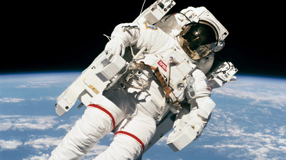 Bruce McCandless odbywa pierwszy w historii swobodny (bez uwięzi) spacer w przestrzeni kosmicznej