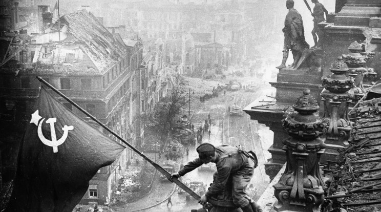 Reichstagra tűzik ki a szovjetek a vörös zászlót. A hadsereg propagandafotója már jópár nappal Berlin elfoglalása után- készült/Fotó: GettyImages