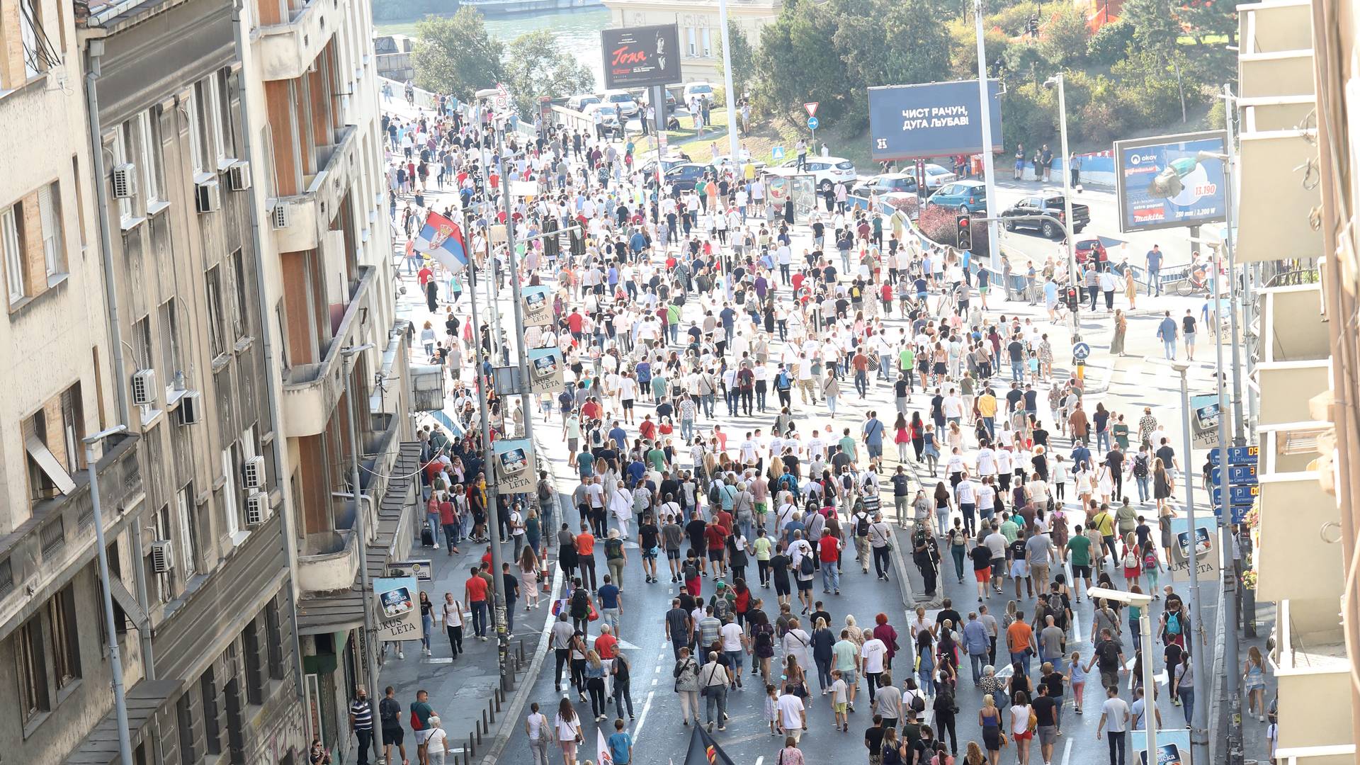 Poruka onima koji su na Brankovom mostu napadali učesnike Eko protesta: Beograđani, da li vas je makar malo sramota?