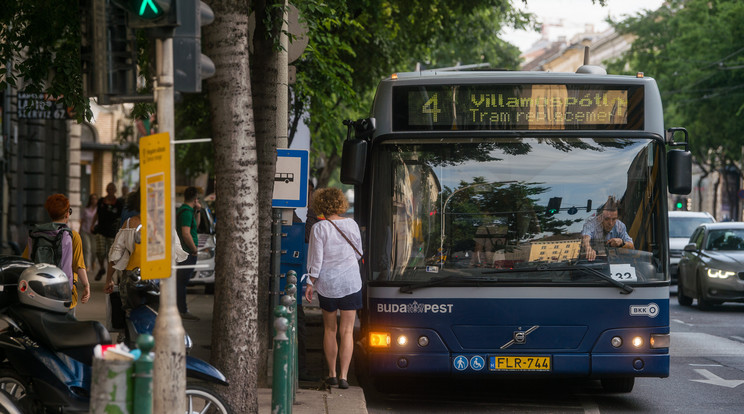 Több járat helyett pótlóbusz közlekedik /Fotó: MTI/Balogh Zoltán