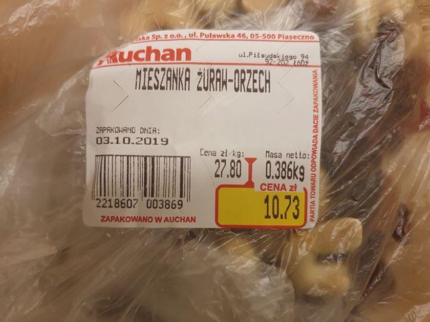 Kupiła orzechy w Auchan, a w środku przykra niespodzianka.