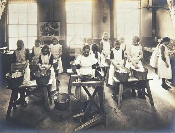 Lekcja prania w jednej z londyńskich szkół (1890 r.)