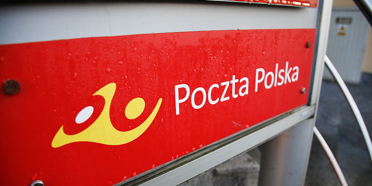 Pracownicy Poczty Polskiej dostaną w 2019 roku dodatek w wysokości 800 zł brutto podzielony na dwie części. Otrzymają po 400 zł w listopadzie i grudniu.