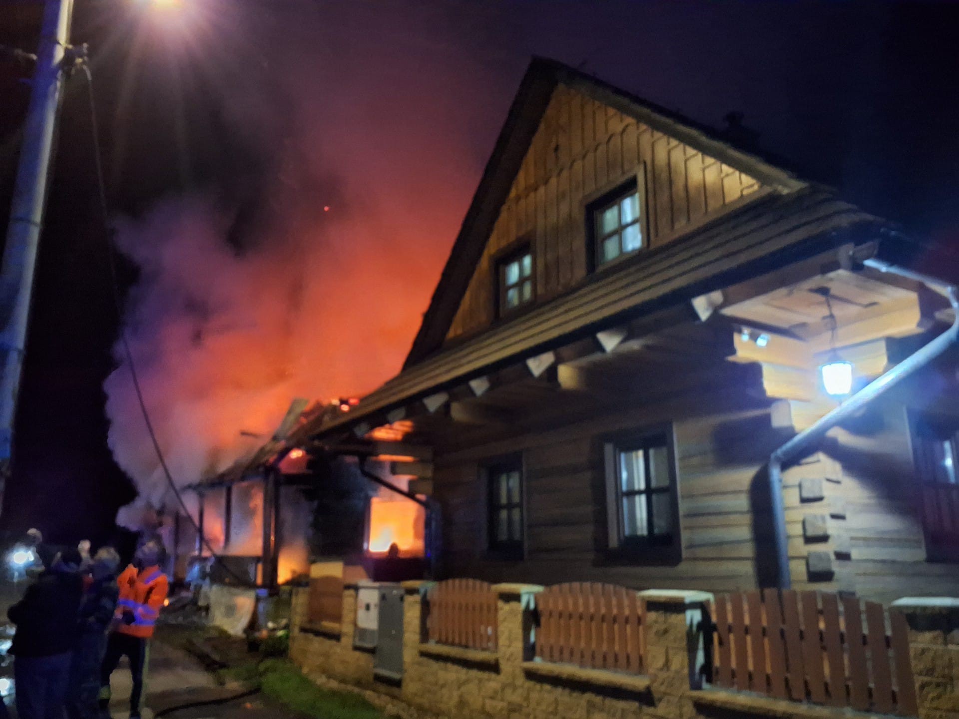 V Terchovej nadránom zhorela drevenica, susednú hasiči zachránili.
