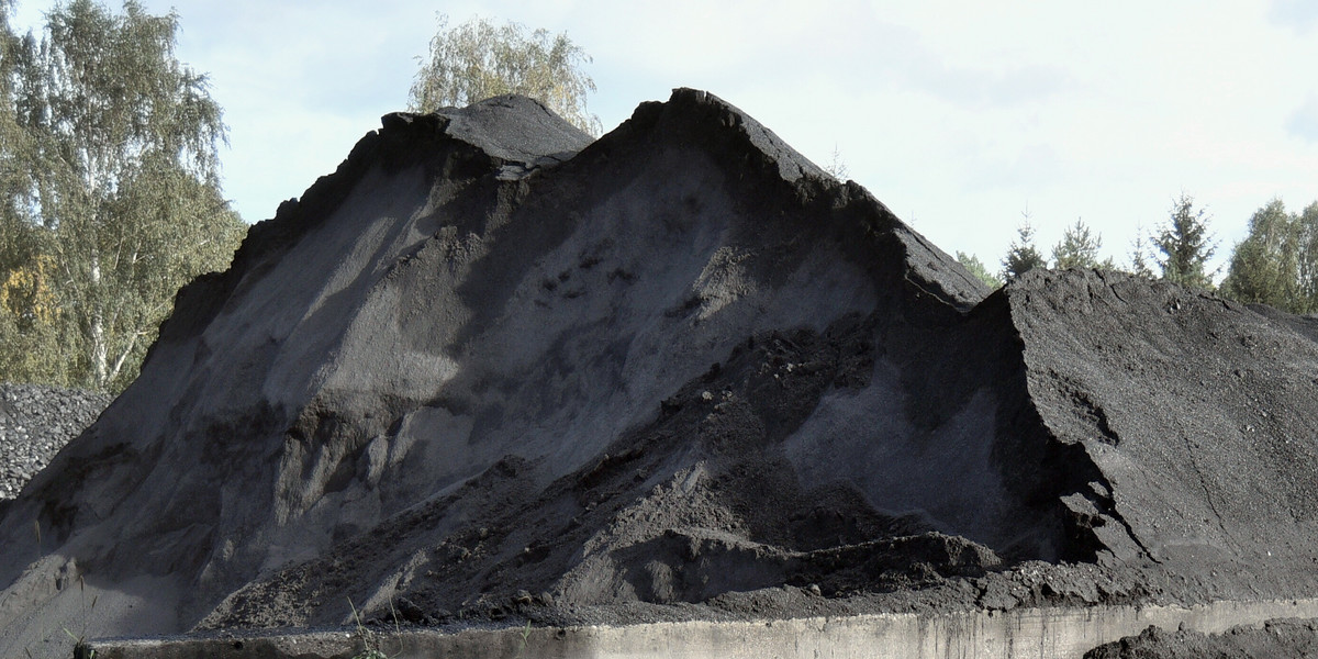 Samorządy alarmują, że mają problem z tzw. tanim węglem. Chodzi o opał zakupiony od państwowych spółek po preferencyjnych cenach, czyli po 2 tys. zł. 