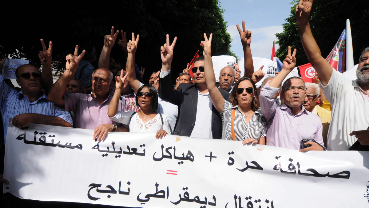 Tunezyjscy dziennikarze zastrajkowali na znak protestu przeciwko naciskom wywieranym na nich przez władze. Bezpośrednim powodem było uwięzienie na trzy dni dziennikarza, któremu zarzucono zniesławienie prokuratora.