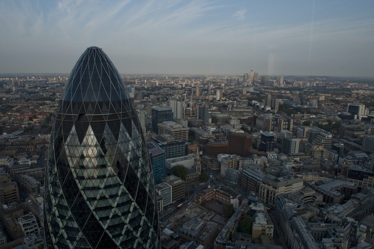 Panorama Londynu widziana z najwyższego piętra wieżowca Leadenhall Building. Na pierwszym planie widać 41 piętrowy wieżowiec Gherkin na tle okolicznych budynków centrum finansowego Londynu.<br><br> EPA / WILL OLIVER<br>Dostawca: PAP/EPA
