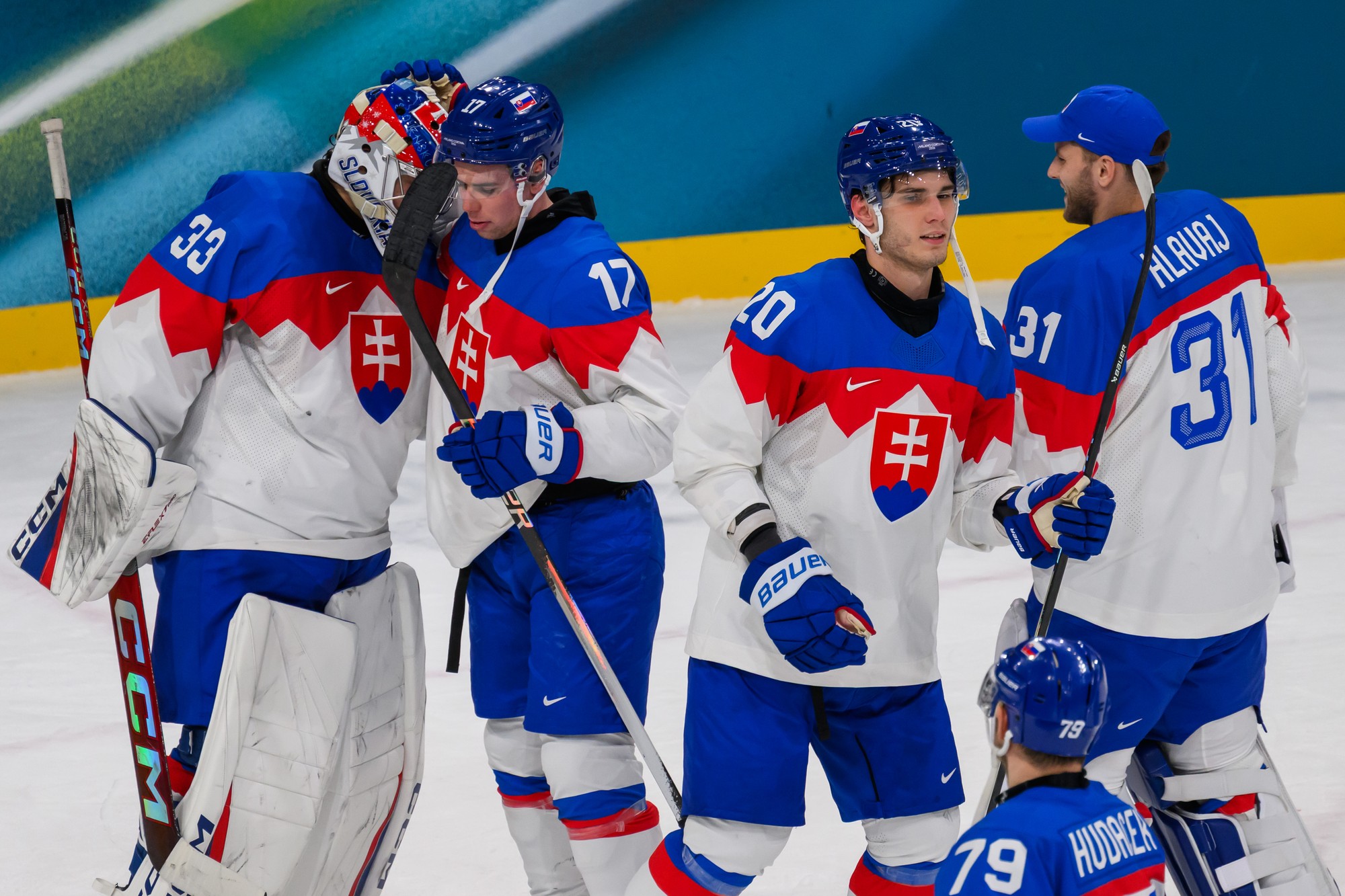 Zľava slovenskí hokejisti Stanislav Škorvánek, Šimon Nemec, Juraj Slafkovský a Samuel Hlavaj. 