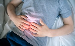 Lekarze alarmują: Dzieci coraz częściej łykają niebezpieczne przedmioty