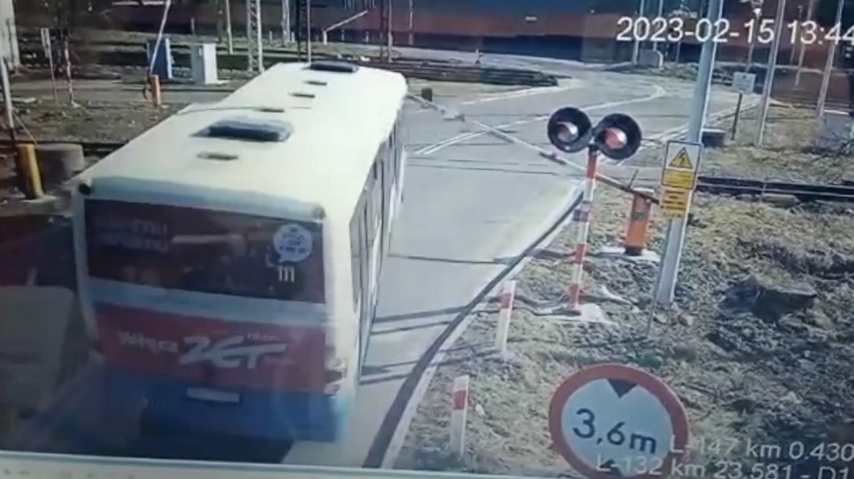 Szaleńcza jazda kierowcy autobusu na przejeździe kolejowym. Policja pokazała nagranie
