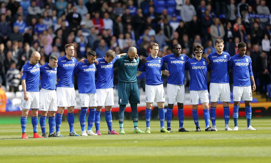 Piłkarze Birmingham City uczcili pamięć zmarłych w pożarze w Bradford. Zdjęcie wykonano w 2015 r.