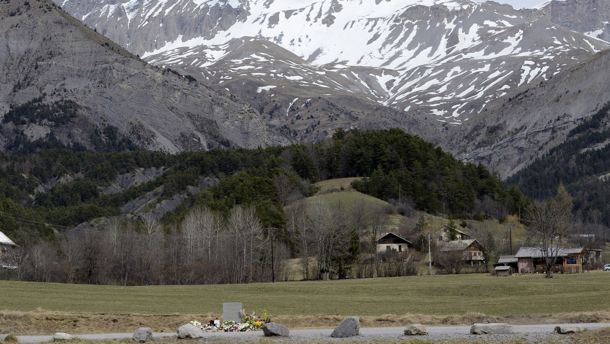 Symboliczna mogiła upamiętniająca ofiary, które zginęły w airbusie linii Germanwings