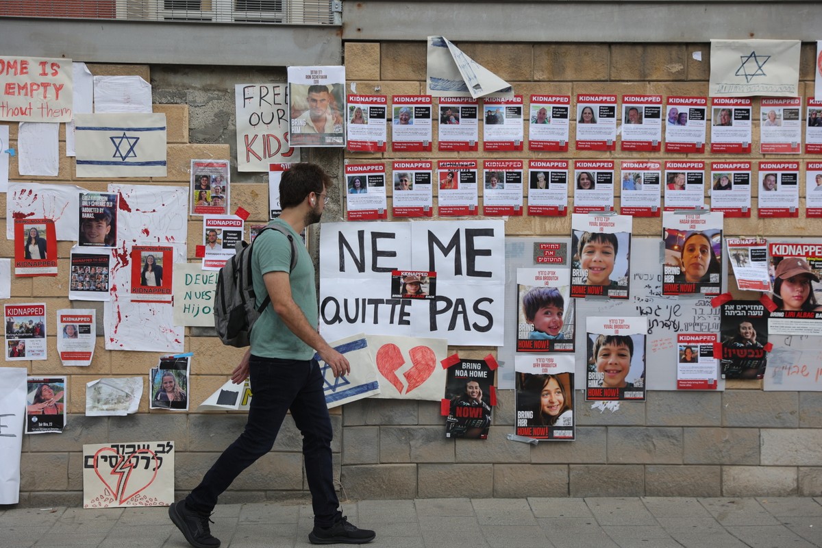 Tel Awiw. Zdjęcia osób porwanych przez Hamas