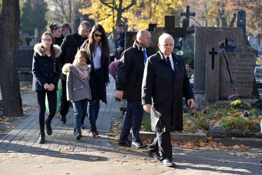 Kaczyński z Martą na Powązkach