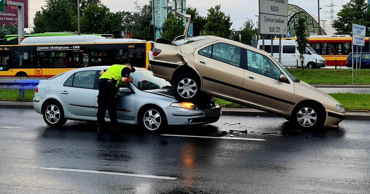 Warszawa kolizja w Alejach Jerozolimskich. Jedno auto pod