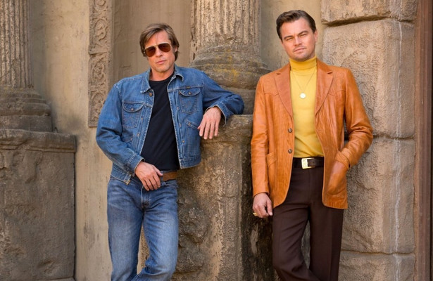 Brad Pitt oraz Leonardo DiCaprio w filmie Quentina Tarantino "Pewnego razu w... Hollywood", który w październiku będzie dostępny na Netflixie