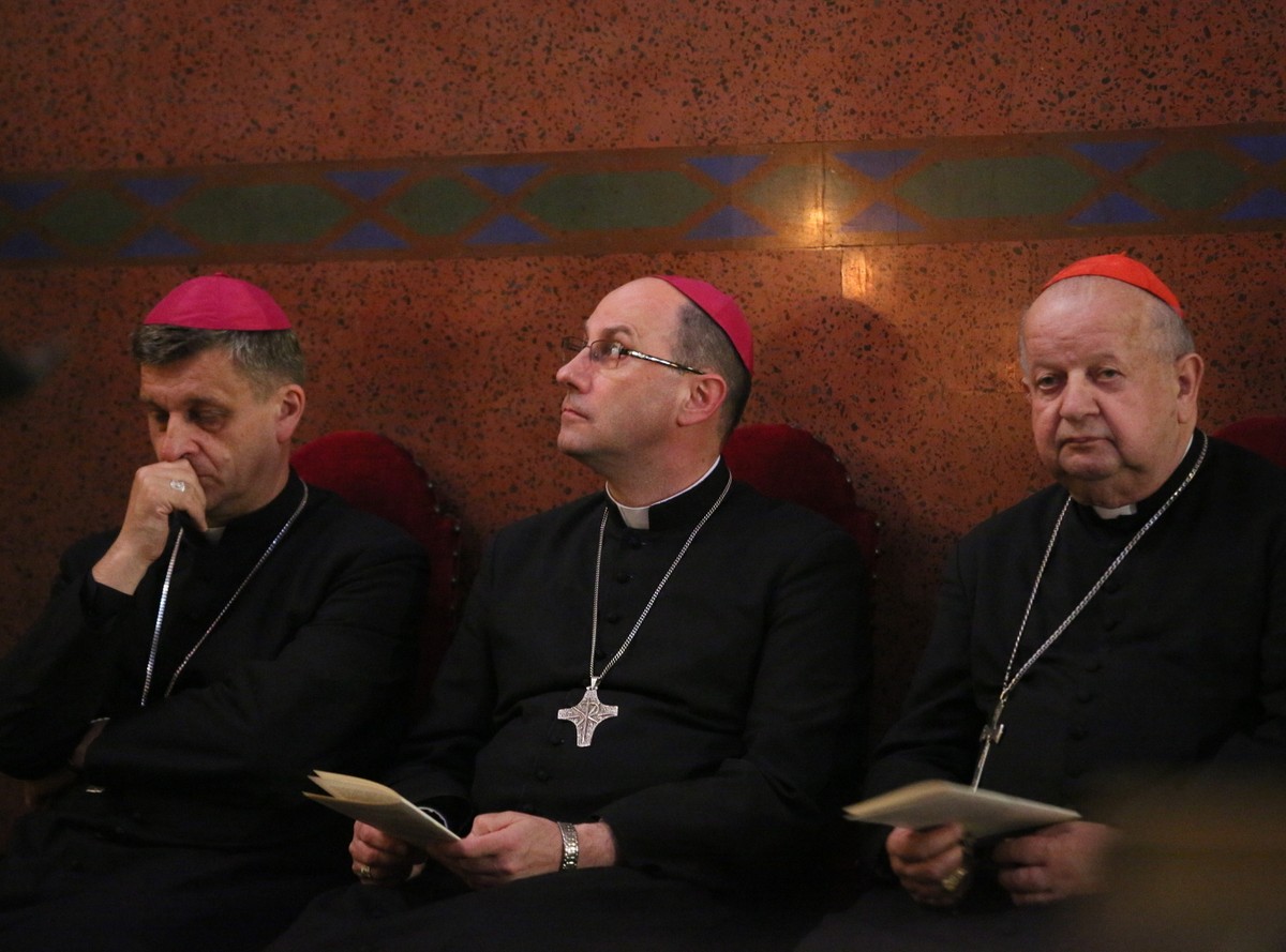 Od lewej: biskup bielsko-żywiecki Roman Pindel, prymas Polski abp Wojciech Polak, metropolita krakowski kard. Stanisław Dziwisz podczas pierwszego w Polsce nabożeństwa pokutnego za grzechy pedofilii w Kościele