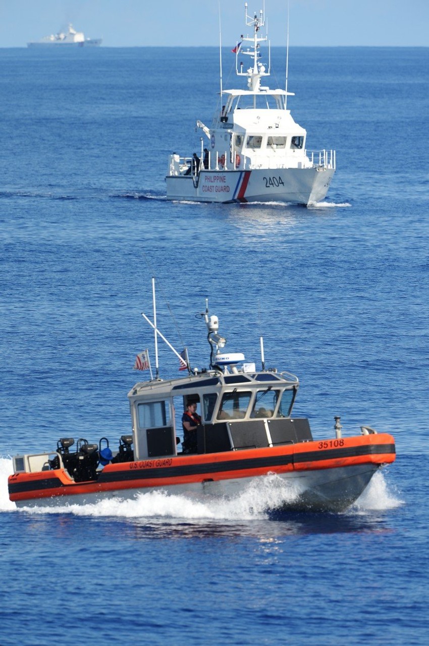Kineska obalska straža nadgleda filipinski brod tokom zajedničkih manevara sa SAD