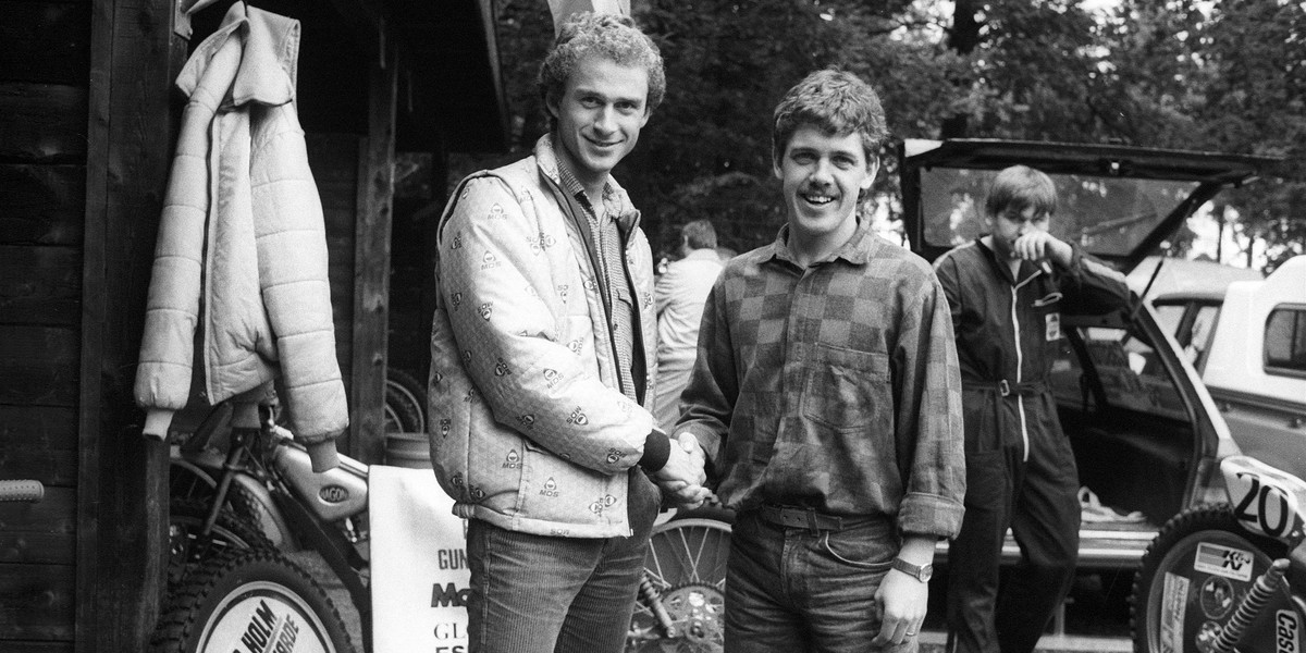Wrzesień 1984 r. Hans Nielsen (z l.) oraz Erik Gundersen powoli rozpoczynają swoje rządy na torach żużlowych. 