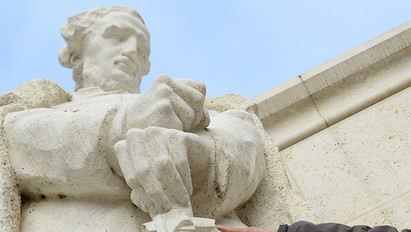 Hatalmas a kár: milliókba kerül kijavítani a megrongált Kossuth-szobrot a Parlamentnél