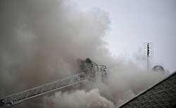 Pożar domu w Łomiankach. Z ogniem walczy dziewięć zastępów straży