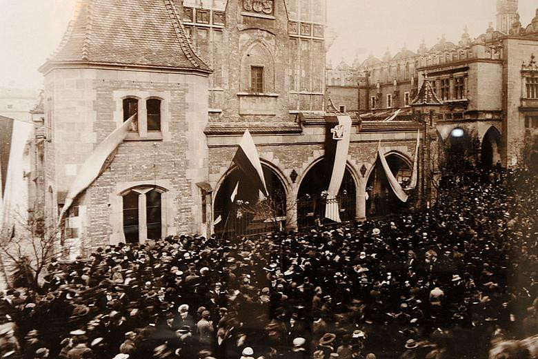 Kraków był pierwszy? Polskie flagi na rynku 31 października 1918 r.