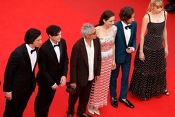 Ron Mael, Adam Driver, Russell Mael, Leos Carax, Marion Cotillard, Simon Helberg na czerwonym dywanie