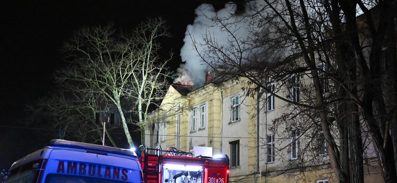 Płonął dwukrotnie w ciągu tygodnia. Służby znów gasiły pożar dawnego szpitala MSWiA