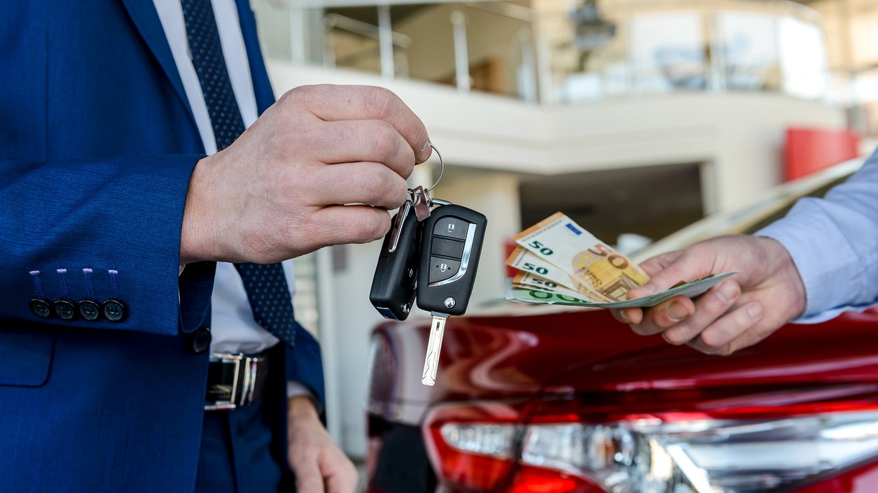 Predávate auto v hotovosti? Pozor na limit. 