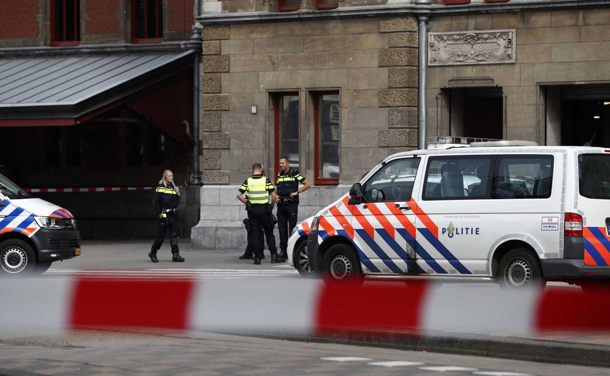 Policja na dworcu w Amsterdamie