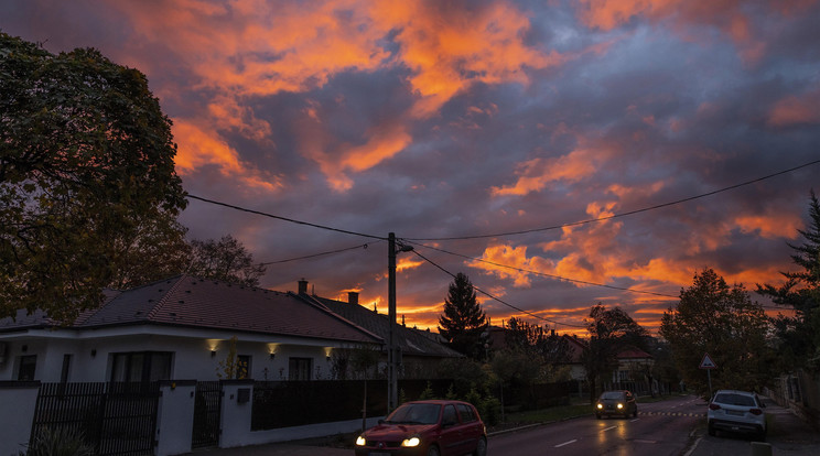 Szemkápráztatóan gyönyörű a nyíregyházi naplemente / Fotó: MTI/Balázs Attila
